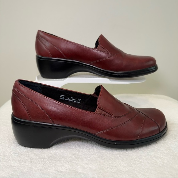 Clarks Womens size 7.5 Burgundy Leather Slip-On Casual Wedge‎ Loafers - Picture 7 of 8